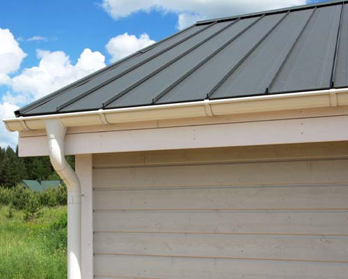Metal roof with gutter